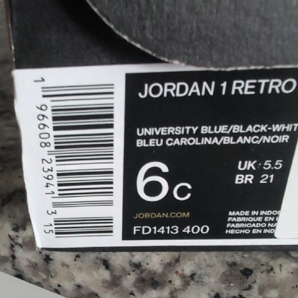 Jordan 1 Retro in University Blue and Black - Picture 3 of 16